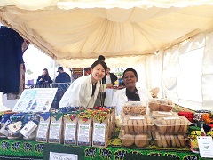 ナイロビ日本人会の祭りでソルガム粉とクッキーを販売
