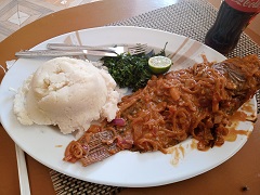 ウガリとサマキ（スワヒリ語で魚の意）のプレート。二木さんの派遣から約30年を経てケニアで活動中のコミュニティ開発隊員・伊治由貴さんも、やはり毎日のようにウガリを食べているという（写真提供=伊治由貴さん）