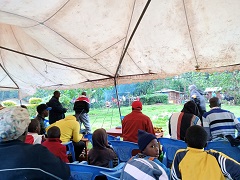 資金集めの会の様子。最初に主催者や地域グループのチーフなどによるあいさつがあり、資金集めの目的が説明されるが、「ケニア人のあいさつは一人ひとりがとても長く、10～20分にもなります」