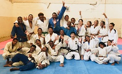 マダガスカルの柔道選手たちと井手さん(前列中央)。「海外の生徒は知識から柔道を学ぶことが多く『柔道家はこうあるべき』と言うと素直に行動してくれます」
