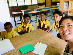 配属先のレウルモエガ小学校の生徒たちと原さん
