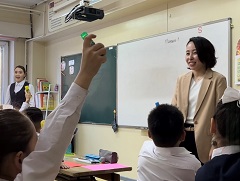巡回先の小学校で模擬授業を行う中川さん。「子どもが表現したいことと、その理由を探って、表現することを手伝ってあげようと先生たちに伝えています」