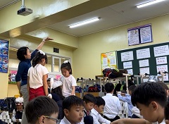 1クラスの生徒数は50人ほどと日本よりも多い傾向にあり、担当する先生は体力面で大変な部分も大きいという