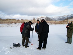 冬の魚釣り。凍った川に穴を開けて行う