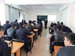 タシケント自動車道路建設大学の道路学部で学部生や院生に講義を行う成川さん