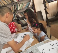 休日に訪れた児童養護施設では、ボランティアで日本語や図画を教えた
