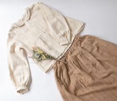 「旅するように、生きる服」をコンセプトに、手紡ぎ手織りの布から作られるsiimeeの服。オンラインショップのほか、展示会などで販売している