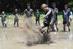 ７月に行った「農タメ」イベント、「田んぼPK」。サッカーゴールは竹と魚網で作った