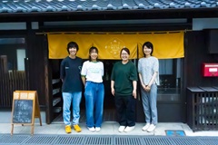「みんなのいえ カラフル」の前でスタッフと奥さん