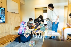 Haru+の近所に住むパキスタン人の母子が来所すると、皆が声をかけたそうに集まった