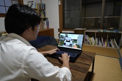 オンライン上の居場所「あそば～す」では、決まった時間に利用者の子どもとスタッフがオンライン上に集まる