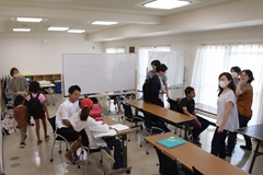 山口大学の会場の様子。教室らしい雰囲気づくりのため、ホワイトボードで仕切りを設けるなど工夫している