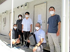 ふるさとの会のスローガンは「認知症になっても、がんになっても、障害があっても、家族やお金がなくても、地域で孤立せず最期まで暮らせるように」。同僚の方々と田辺さん（左端）(写真提供＝田辺 登さん)