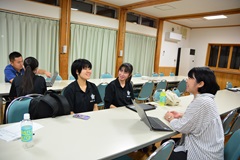 授業や部活動が終わった後、多くの高校生が774プロジェクトに集まり、思い思いの活動をしたり、常陸さんたちスタッフと語り合う姿が見られた