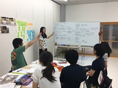 高校生とのミーティングを行う釜援隊時代の常陸さん（2017年）(写真提供＝常陸奈緒子さん)