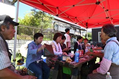 青年から社会人、高齢者までさまざまな人が一緒に農作業を行う。作業の合間の休憩では、持ち寄ったお菓子や飲み物を前に会話にも花が咲く