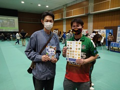 2022年4月の協力隊まつりの関西会場で大阪府OB・OG会のブースを訪ねた人(左)が、協力隊に合格してPNGへ派遣されることに。「OV会を通じて縦のつながりができ、今後のセミナーにも協力してもらえるといい」と大阪府OB・OG会メンバーの高森さん(右)