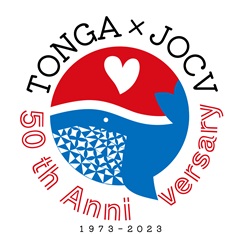 トンガと日本をつなぐクジラをモチーフとし、クジラの腹部には両国の伝統文様であるクペシ柄と七宝文様を描いている。また、海に浮かぶ太陽を背景に、’Ofa（愛、ハート）をクジラの潮吹きで表現している。ロゴの色は、両国の国旗の色である赤と白、そしてJICAとJICA海外協力隊のイメージカラーである青を利用した（尾上香織さん作成）
