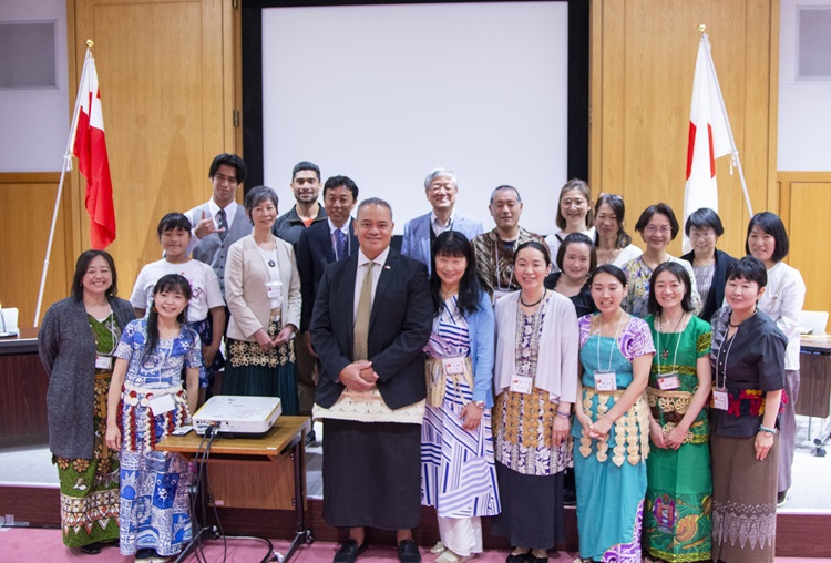 2023年4月に行われた協力隊まつりで、在日トンガ王国特命全権大使テヴィタ・スカ・マンギシ閣下を囲んでの1枚。本記事寄稿者の山屋さんは前列右端、尾上さんは前列左から2番目（Photo=阿部純一・本誌）