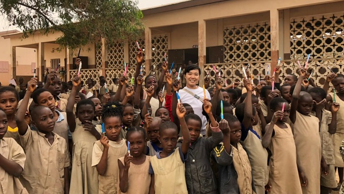 奈良さんが勤務していた日本の中学校から寄付された文房具を手にするベナンの子どもたち