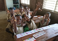 贈られたクレヨンで絵を描く生徒たち