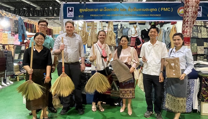 Lao Handicraft Festival で。商工省、ラオス国立商工会議所、ドイツ国際協力公社の方々と