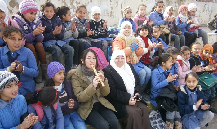 配属先の先生や生徒たち。音楽教育に反対する親もいた一方、子どもたちからは授業に出たいと泣かれることもあった