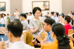 ベトナムでのスクールプロジェクトの研修の様子。人材育成の一環として、現地講師への指導などを行っている