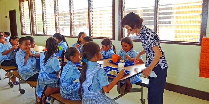 巡回先の小学校で子どもたちの給食の様子を調査する細川さん