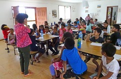 小学校で食育の授業を行う細川さん