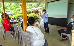 現地の調理員にワークショップを行う細川さん