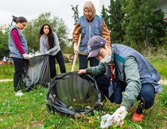 配属先の同僚たちとイベント準備のためゴミ拾いをする（写真提供＝JICAチュニジア事務所）