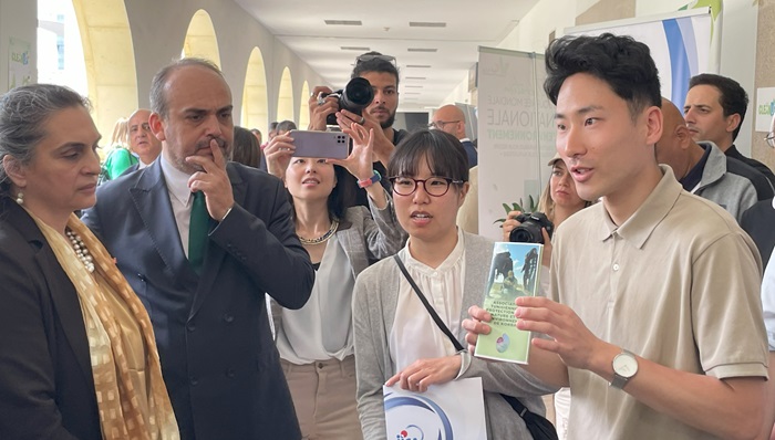 6月5日の世界環境デーに首都チュニスで行われた展示会にて。JICAブースで自身の活動やJICA事業についての説明を行った
