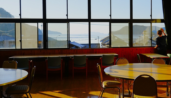 小学校の窓から見える景色。海では真珠の養殖が行われている