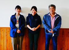 宇和島市の実習生の小田嶋誠津季さん（カンボジア派遣予定／看護師）。左は宇和島市社会福祉協議会の西村有希子さん、右は浦知地区活性化協議会の門脇常博会長