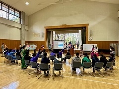 体験入隊で訪れた中学生と交流する訓練生（写真提供＝駒ヶ根訓練所）