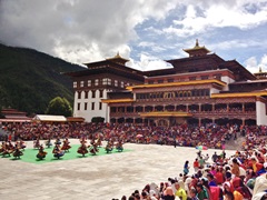 ティンプーの寺院で年に1度行われるツェチュ祭の様子