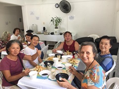 講習会後に料理を味わう婦人会の方々