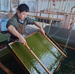 紙すきに取り組む北川さん