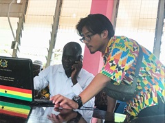 〝通訳〟を活用してワークショップを盛り上げた橋本さん。「言葉の壁によるストレスがなくなったことで、参加する先生たちの集中度や安心感が増し、質問なども増えました」