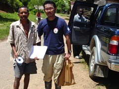 離任時に稚魚生産農家にビデオと技術本を渡した