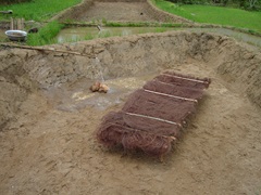 羽原さんがコイの産卵用にヤシの繊維で作製した装置