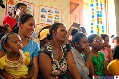 保育参観日で、わが子の様子に見入る保護者たち