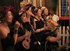 ５人の隊員で日本の歌謡曲の演奏も