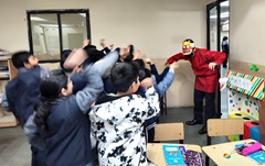 日本語の授業で自ら鬼を演じて「節分」の日本文化を伝える岡本さん