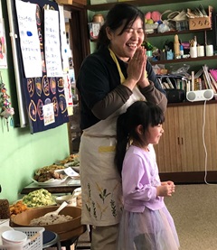 現在：「ちょっこっと」の子ども食堂で「いただきます」の風景