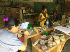 ウッドバーニングの技法でお土産品を作る職人たち