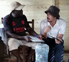 地域の住民にろ過器の作成を提案する山本さん
