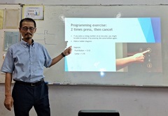 マレーシアの産業訓練校で学生に指導する齋藤さん