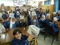 小学校で行った環境教育では新聞紙を折って箱を作った後、リサイクルについて考える時間を設けた